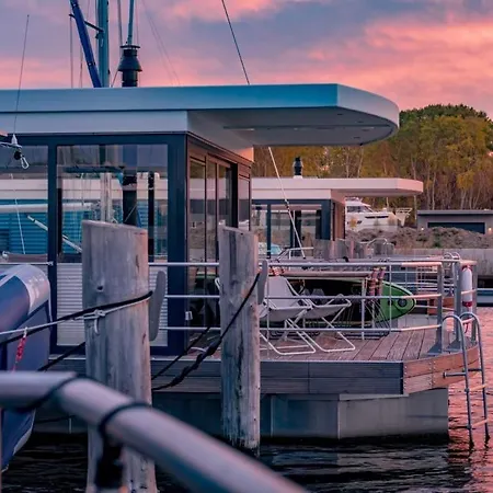 Schwimmendes Haus - Hausboot Paradise Botel *