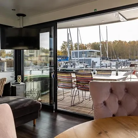 Schwimmendes Haus - Hausboot Paradise Botel Peenemunde